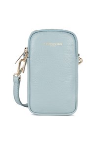 Sac en cuir bleu clair à bandoulière avec quincaillerie dorée, de forme rectangulaire, fermeture éclair et bandoulière réglable. Design minimaliste avec une finition texturée.