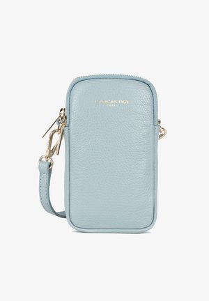 Lichtblauwe leren crossbody tas met gouden hardware, rechthoekige vorm, ritsluiting en verstelbare schouderband. Minimalistisch ontwerp met een gestructureerde afwerking.