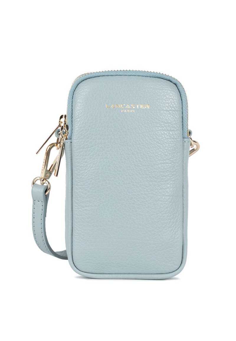 Sac en cuir bleu clair à bandoulière avec quincaillerie dorée, de forme rectangulaire, fermeture éclair et bandoulière réglable. Design minimaliste avec une finition texturée.