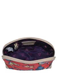 Open rood zakje met een kleurrijk vlinderpatroon aan de buitenkant en een donkerpaarse bloemenstof voering aan de binnenkant met een klein zakje met rits.