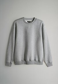 Szara bluza z długim rękawem, okrągłym dekoltem i ściągaczami przy mankietach. Wykonana z miękkiego materiału o gładkiej teksturze, bez widocznych wzorów.