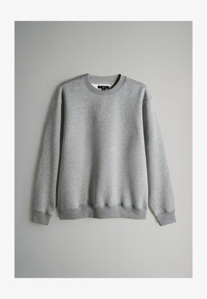 Šedá mikina s dlouhými rukávy, kulatým výstřihem a žebrovanými manžetami. Vyrobena z měkké látky, s hladkou texturou a bez viditelných vzorů.