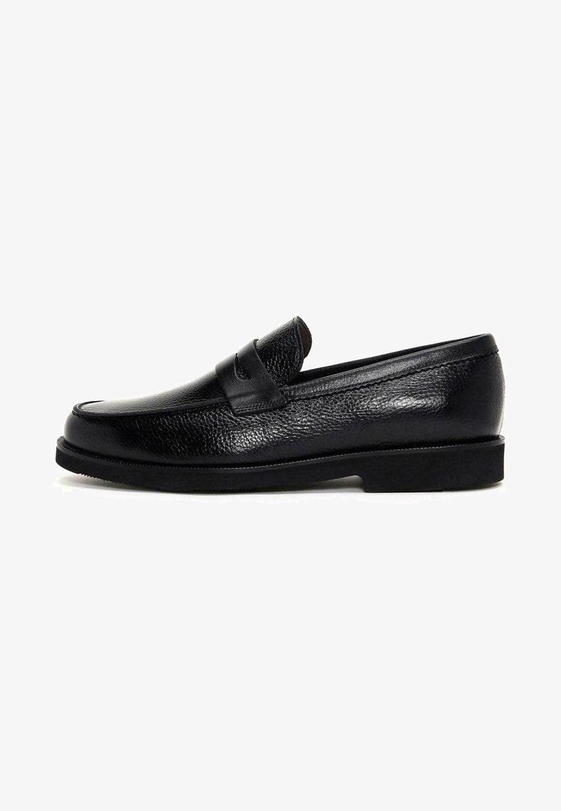 Schwarze Lederloafer mit strukturiertem Finish, runder Zehenpartie und einer genähten Borte an der Vorderseite. Niedrige flache Sohle mit minimalem Profil.