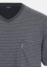 Grau gestreiftes V-Ausschnitt T-Shirt mit kurzen Ärmeln. Verfügt über eine Brusttasche und einen strukturierten Stoff. Horizontale Streifen in unterschiedlicher Breite.