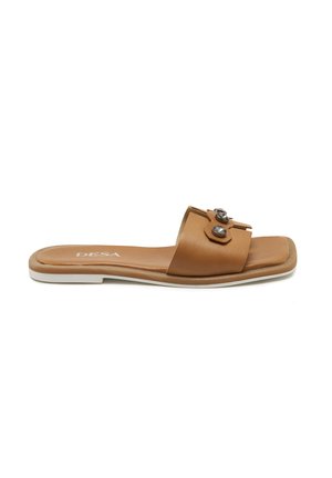 Tan leren slippersandal met een gevormde voetbed, vierkante neus en twee stofaccenten met metalen knopen. Platte witte buitenzool.