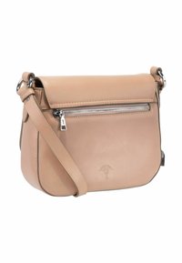 Borsa a tracolla in pelle color cuoio con chiusura a pattina, tasca frontale con cerniera argentata, tracolla regolabile e dettaglio con logo impresso.