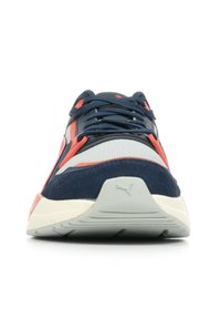 Sneaker navy e grigio realizzata con mesh, suede e materiale sintetico; accentuato da dettagli rossi e una suola bianca texturizzata.