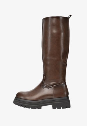 Bruine leren laars tot aan de knie met een afgeronde neus, een getextureerd oppervlak en een dikke zwarte rubberen zool. Voorzien van een lus aan de achterkant voor gemakkelijk aantrekken.