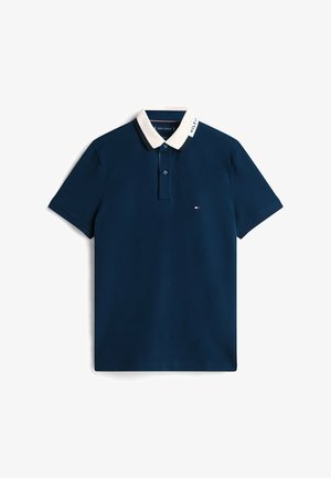 Polo shirt blu navy con colletto bianco, patta con due bottoni e piccolo logo sul petto. Maniche corte e texture liscia.