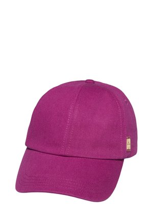 Paarse katoenen baseballcap met een ronde kroon en een gebogen klep. Heeft een klein metalen logo aan de zijkant.