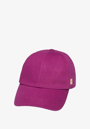 Lila Baumwoll-Baseballmütze mit rundem Oberteil und gebogenem Schirm. Mit einem kleinen metallischen Logo an der Seite.