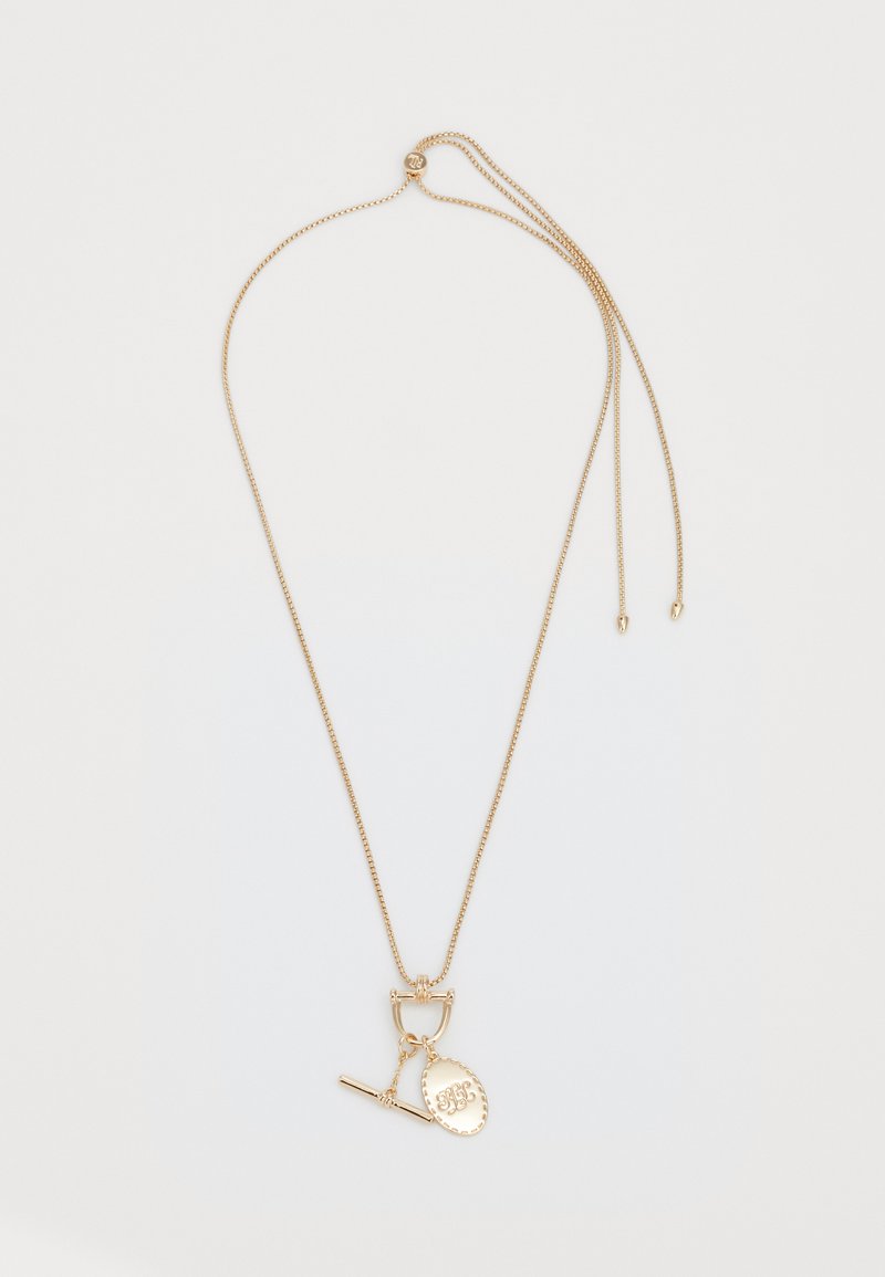 Náhrdelník ve zlatém tónu s jemným řetízkem a zapínáním na klapku, který obsahuje oválný přívěsek a malý přívěsek s leštěným povrchem.