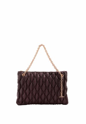 Bolso acolchado de color marrón oscuro con asa de cadena dorada y un pequeño detalle colgante dorado tipo botón en fondo blanco.
