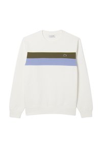 Sudadera blanca con cuello redondo, con rayas horizontales en verde oliva, azul oscuro y azul claro, y un pequeño logotipo bordado.