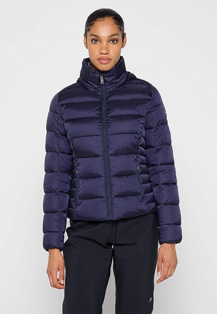 Donkerblauwe pufferjacket met een hoge kraag, horizontale quiltstructuur, ritssluiting aan de voorkant en zijzakken. Glad, glanzend nylon stof met een getailleerd ontwerp.