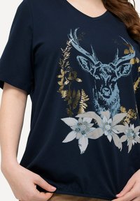 Ulla Popken DEER  - Camiseta estampada - navy blue