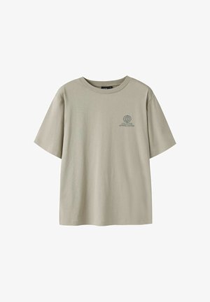 Vaaleanbeige lyhythihainen pyöreäkauluksinen t-paita, jossa pieni maapallon logo ja "Collective Apparel Edition" -teksti vasemmalla rinnassa.