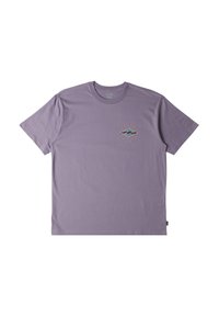 Camiseta de algodón morada con cuello redondo y mangas cortas. Presenta un logotipo de montaña impreso en la parte delantera central con acentos decorativos.