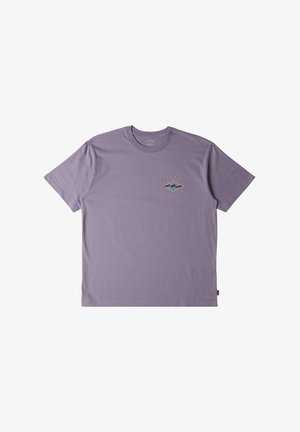 Fialové bavlněné tričko s kulatým výstřihem a krátkými rukávy. Na přední straně uprostřed se nachází potisk s logem hory a dekorativními akcenty.