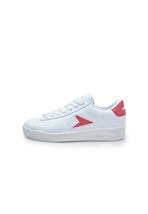 Baskets blanches avec une finition en cuir lisse, dotées d'un accent triangulaire rouge et d'un capuchon de talon rouge. Semelle texturée avec le logo "POWER".