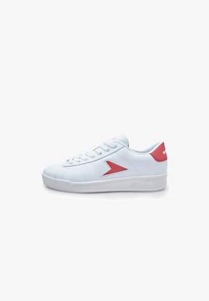 Baskets blanches avec une finition en cuir lisse, dotées d'un accent triangulaire rouge et d'un capuchon de talon rouge. Semelle texturée avec le logo "POWER".