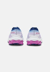 Scarpe da corsa con tomaia grigio chiaro, lacci blu e dettagli viola, dotate di una suola strutturata con elementi di ammortizzazione pronunciati.