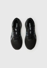 Schwarze Sportschuhe mit einem Netzobermaterial, runder Zehenpartie und kontrastierenden hellblauen Akzenten. Schnürdesign mit gepolstertem Kragen und Zunge.