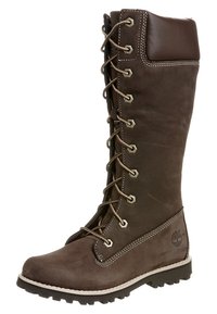 Hnědá kožená kozačka sahající ke kolenům s kovovými průchody na tkaničky, předním zavazováním a gumovou podrážkou. Má kontrastní stehy a polstrovaný lem na vrchu.
