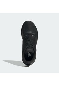 Czarny but sportowy z teksturowaną cholewką z siateczki, gumową podeszwą i płaskimi sznurowadłami; posiada logo Adidas na języku i boku.