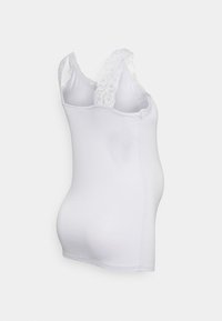 Top branco sem mangas com detalhes em renda nas alças, feito de tecido suave, projetado para acomodar uma barriga em crescimento, com silhueta ajustada.