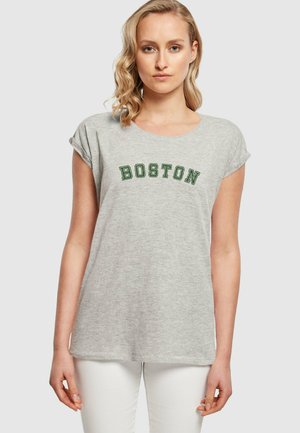Hall kombinesega lühikeste varrukatega hall T-särk, mille ees on tumeroheline tikandiga sõna "BOSTON". Pehme kudum, mis on mugava lõikega.