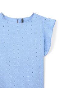 Abito azzurro chiaro con maniche corte, caratterizzato da un motivo testurizzato a diamanti e dettagli a intaglio. Collo tondo con zip sul retro.