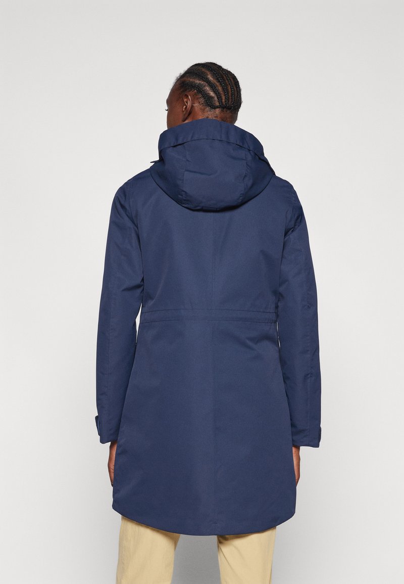 Parka imperméable bleu marine avec capuche, poignets ajustables et taille ceinturée. Présente une texture lisse et une longueur mi-cuisse.