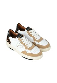 Sneakers bianchi in pelle con dettagli in suede color cammello, tallone nero, pannello laterale con stampa leopardata e punta traforata. Design con lacci.