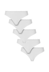 Witte katoenen strings met kantafwerking, met een low-rise ontwerp en een gevormde snit. Vijf kledingstukken stapelgewijs verticaal geplaatst.