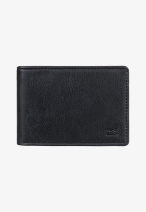 Portefeuille en cuir noir avec une texture grainée, de forme rectangulaire et aux bords cousus. Logo en relief notable dans le coin avant.