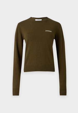 Olivenfarget, langermet genser med ribbet rund hals og kant. Har subtil hvit "2ND DAY" brodering på brystet. Myk tekstur.