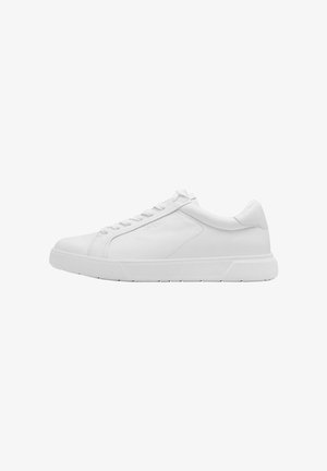 Sneaker in pelle bianca con finitura liscia, punta rotonda, design minimalista e suola in gomma piatta con dettagli di cucitura discreti.