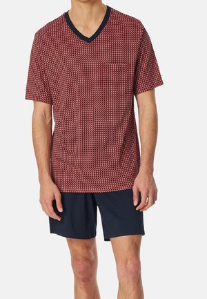 Rot und marinefarbenes kurzärmeliges V-Ausschnitt-T-Shirt mit geometrischem Muster, ausgestattet mit einer Brusttasche und kombiniert mit marinefarbenen Shorts. Weicher Stoff.