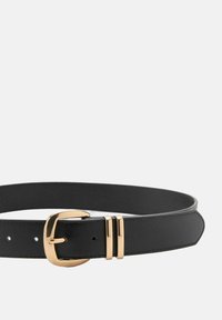 Zwarte leren riem met een gouden metalen gesp met twee horizontale accenten en een gladde afwerking. Verstelbaar met meerdere gaatjes voor de maat.