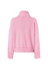 Pull en tricot rose avec un col montant, des épaules tombantes et des poignets côtelés. La texture est douce, avec une couleur unie et sans motifs.
