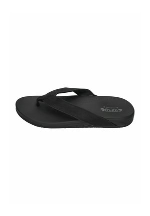 Schwarze Flip-Flop-Sandale mit gepolsterter Sohle, breitem genähtem Riemen und Zehensteg, vor weißem Hintergrund dargestellt.