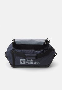 Borsa da viaggio blu con manici neri, rivestimento in rete e ampia apertura. Presenta il logo Jack Wolfskin in bianco sul fronte. Design robusto e pratico.
