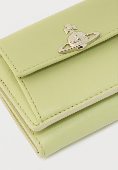 Πράσινο δερμάτινο πορτοφόλι με ομαλή υφή, που διαθέτει σχέδιο με εξαρτήματα σε χρυσό τόνο ενός πλανήτη με κορώνα. Διπλωμένο, με τακτικές ραφές.