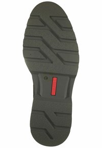 Suola di scarpa in gomma con un motivo testurizzato, caratterizzata da solchi profondi per una buona aderenza e un'etichetta di marca rossa. Completamente grigia con un design robusto.