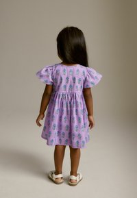 Next REGULAR FIT - Hverdagskjole - purple flower print
