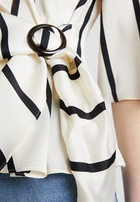 River Island Camicetta - white