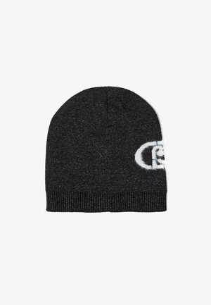 Berretto in maglia nera con orlo a coste, caratterizzato da un logo testurizzato in bianco. Il materiale ha una lucentezza sottile, che aggiunge dimensione al design.