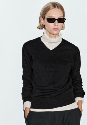 V-NECK - Striktrøje - black