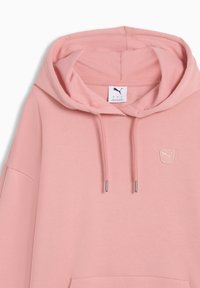Felpa con cappuccio rosa chiaro Puma con coulisse, tasca a marsupio frontale e piccolo logo Puma sul petto sinistro.